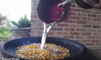 A turnat aluminiu topit peste boabele de popcorn. Vei fi surprins cand vei vedea ce s-a intamplat - VIDEO A turnat aluminiu topit peste boabele de popcorn. Vei fi surprins cand vei vedea ce s-a intamplat - VIDEO