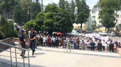 Protest in sustinerea lui Ilan Sor. Zeci de oameni s-au adunat in fata judecatoriei Buiucani: "Libertate" - FOTO