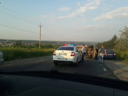 Un microbuz de ruta s-a rasturnat in apropiere de Budesti dupa ce s-a ciocnit cu o Kia: doi pasageri au avut nevoie de ingrijiri medicale - FOTO Un microbuz de ruta s-a rasturnat in apropiere de Budesti dupa ce s-a ciocnit cu o Kia: doi pasageri au avut nevoie de ingrijiri medicale - FOTO