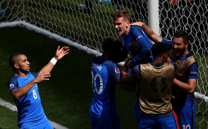 Calificare cu emotii pentru gazda Euro 2016. Franta a invins Irlanda cu 2 la 1 si a avansat in sferturile de finala Calificare cu emotii pentru gazda Euro 2016. Franta a invins Irlanda cu 2 la 1 si a avansat in sferturile de finala