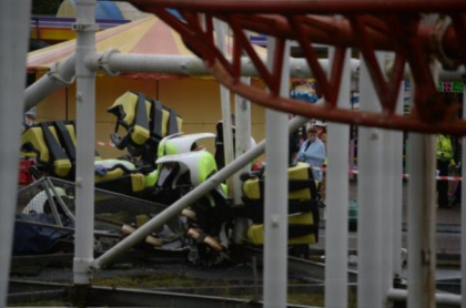 Momente dramatice intr-un parc de distractii. Un roller coaster a deraiat si a intrat intr-un carusel pentru copii - GALERIE FOTO
