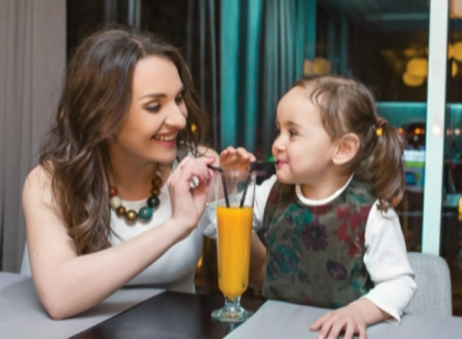 Fiica Sorinei Obreja este o adevarata gospodina! Uite cum o ajuta Emilia pe mama sa, in bucatarie - FOTO Fiica Sorinei Obreja este o adevarata gospodina! Uite cum o ajuta Emilia pe mama sa, in bucatarie - FOTO