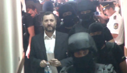 Zeci de politisti, in preajma Judecatoriei Buiucani. Filat isi spune astazi ultimul cuvant inainte de pronuntarea sentintei in dosarul in care este cercetat - FOTO Zeci de politisti, in preajma Judecatoriei Buiucani. Filat isi spune astazi ultimul cuvant inainte de pronuntarea sentintei in dosarul in care este cercetat - FOTO
