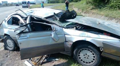 Accident rutier la iesire din oras. S-au rasturnat cu masina si au ajuns in sant dupa ce o roata s-a blocat - FOTO