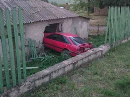 Ar putea sa ia castingul pentru un rol in Fast and Furious 8. Un sofer din Orhei a intrat cu masina direct in... casa - FOTO Ar putea sa ia castingul pentru un rol in Fast and Furious 8. Un sofer din Orhei a intrat cu masina direct in... casa - FOTO