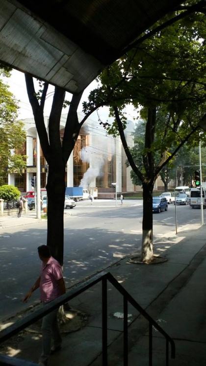 Incendiu in centrul capitalei. Un autovehicul a fost cuprins de flacari dupa ce a intrat intr-un panou de langa Palatul Republicii - FOTO 