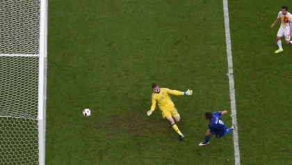 Italia a invins echipa Spaniei cu scorul de 2 la 0, si s-a calificat in sferturi, unde va juca impotriva nationalei Germaniei Italia a invins echipa Spaniei cu scorul de 2 la 0, si s-a calificat in sferturi, unde va juca impotriva nationalei Germaniei