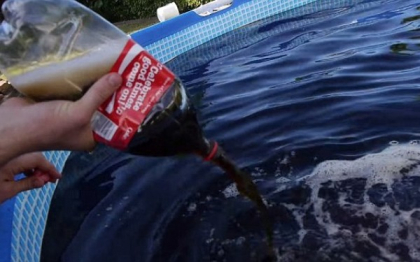 Experiment inedit: a umplut o piscina cu 6 tone de Coca-Cola, apoi a aruncat galeti cu Mentos inauntru. Este incredibil ce a urmat mai apoi - VIDEO