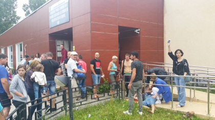 Unui moldovean i s-a facut rau si a lesinat la o sectie de pasapoarte din Iasi. Barbatul s-a lovit puternic la cap si a fost la un pas de moarte - FOTO