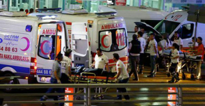 Trei atacatori sinucigasi au deschis focul impotriva pasagerilor aflati in terminalul "Sosiri" al aeroportului Ataturk din Istanbul - GALERIE FOTO 