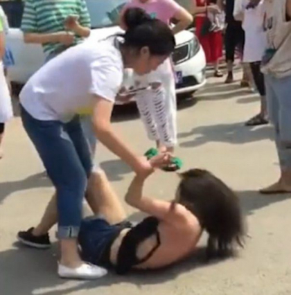 O sotie inselata si-a iesit din minti si a batut-o mar pe amanta sotului in plina strada - VIDEO