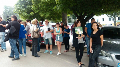 Procurorii cer mandate de arest pentru 30 de zile pe numele celor doi politisti din Rascani: rudele celor doi tineri gasiti morti, prezenti la Judecatorie - FOTO Procurorii cer mandate de arest pentru 30 de zile pe numele celor doi politisti din Rascani: rudele celor doi tineri gasiti morti, prezenti la Judecatorie - FOTO