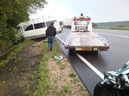 Grav accident pe traseul Chisinau-Orhei. Un Peugeot a fost facut zob dupa ce a intrat pe contrasens si a lovit puternic un microbuz - GALERIE FOTO Grav accident pe traseul Chisinau-Orhei. Un Peugeot a fost facut zob dupa ce a intrat pe contrasens si a lovit puternic un microbuz - GALERIE FOTO