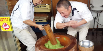 E prajitura preferata a japonezilor si se prepara in cel mai "brutal" mod! Contine orez si trebuie batuta bine de tot! Sigur nu ai mai vazut asa ceva - VIDEO