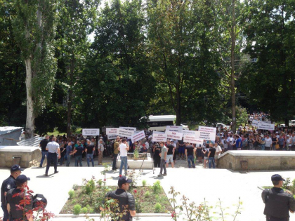 Sustinatorii lui Shor s-au adunat la Curtea de Apel pentru a cere eliberarea primarului de Orhei: "Libertate pentru primarul nostru" - GALERIE FOTO