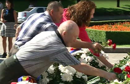 Depuneri de flori la monumentul lui Stefan cel Mare. Oficialii au comemorat astazi 512 ani de la moartea marelui domnitor - GALERIE FOTO Depuneri de flori la monumentul lui Stefan cel Mare. Oficialii au comemorat astazi 512 ani de la moartea marelui domnitor - GALERIE FOTO
