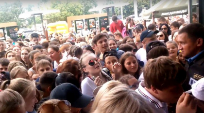Rusii s-au calcat in picioare la deschiderea primului McDonalds din orasul rus Barnaul - VIDEO Rusii s-au calcat in picioare la deschiderea primului McDonalds din orasul rus Barnaul - VIDEO