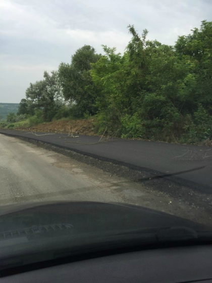 " Bataie de joc". Un sofer, revoltat de cum se repara un drum national din sudul tarii - GALERIE FOTO " Bataie de joc". Un sofer, revoltat de cum se repara un drum national din sudul tarii - GALERIE FOTO