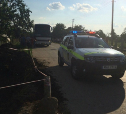 Tragedie in raionul Cimislia. Un copil a murit dupa ce a fost lovit de un autobuz - GALERIE FOTO Tragedie in raionul Cimislia. Un copil a murit dupa ce a fost lovit de un autobuz - GALERIE FOTO
