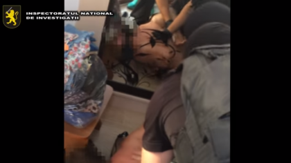 Un barbat din Truseni, retinut pentru afaceri ilegale cu apartamente. Momentul in care este pus la pamant de mascati - VIDEO Un barbat din Truseni, retinut pentru afaceri ilegale cu apartamente. Momentul in care este pus la pamant de mascati - VIDEO