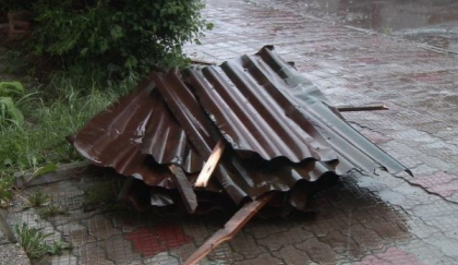 Dezastru dupa ploaia de ieri. Zeci de raioane inundate, masini luate de apa si drumuri blocate de copacii de doborati Dezastru dupa ploaia de ieri. Zeci de raioane inundate, masini luate de apa si drumuri blocate de copacii de doborati