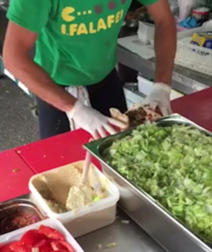 E cel mai rapid shaormar din lume! Uite cum reuseste sa faca un kebab cu viteza luminii