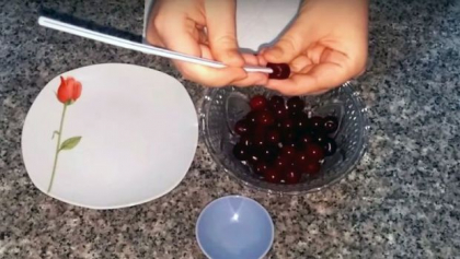 Cum sa scoti samburii din visine. Cea mai simpla metoda - VIDEO