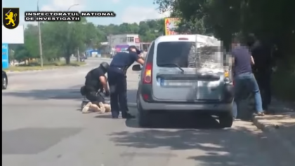 Patru persoane din capitala, retinute pentru comercializarea drogurilor. Momentul in care unul din ei este prins in timp ce cumpara heroina - VIDEO Patru persoane din capitala, retinute pentru comercializarea drogurilor. Momentul in care unul din ei este prins in timp ce cumpara heroina - VIDEO