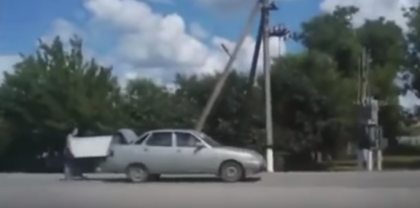 Cum cari un frigider imens cu masina? Te ajuta iubita! Imaginele care au starnit hohote de ras - VIDEO Cum cari un frigider imens cu masina? Te ajuta iubita! Imaginele care au starnit hohote de ras - VIDEO