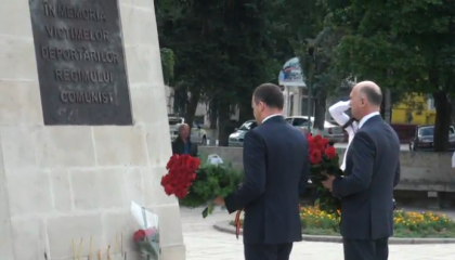 Astazi se implinesc 67 de ani de la al doilea val de deportari. Pavel Filip si Adrian Candu au depus flori la momentul "Trenul durerii" - GALERIE FOTO Astazi se implinesc 67 de ani de la al doilea val de deportari. Pavel Filip si Adrian Candu au depus flori la momentul "Trenul durerii" - GALERIE FOTO