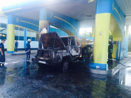 Incendiu la o statie de alimentare cu gaz din Balti. Un camion cu lapte a fost cuprins de flacari, iar la fata locului s-au deplasat doua autospeciale - GALERIE FOTO 