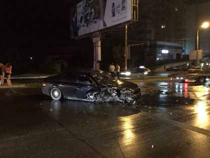 Grav accident pe viaduct. Un BMW a fost facut zob, dupa ce acesta s-ar fi izbit de un panou publicitar - GALERIE FOTO Grav accident pe viaduct. Un BMW a fost facut zob, dupa ce acesta s-ar fi izbit de un panou publicitar - GALERIE FOTO