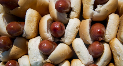 Cum arata barbatul care a mancat 70 de hot dogs in 10 minute Cum arata barbatul care a mancat 70 de hot dogs in 10 minute