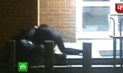 O televiziune ruseasca difuzeaza imagini cu lupta dintre un politist rus si un diplomat american in Moscova - VIDEO O televiziune ruseasca difuzeaza imagini cu lupta dintre un politist rus si un diplomat american in Moscova - VIDEO