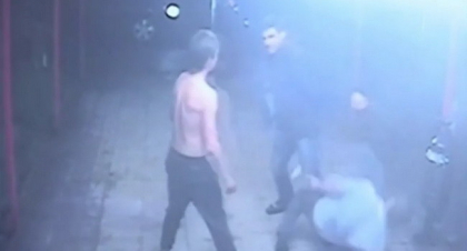 Doi luptatori de kickboxing au facut scandal intr-un magazin din Moscova, dar s-au pus cu cine nu trebuia. Ce au patit dupa ce au fost facuti KO - VIDEO Doi luptatori de kickboxing au facut scandal intr-un magazin din Moscova, dar s-au pus cu cine nu trebuia. Ce au patit dupa ce au fost facuti KO - VIDEO