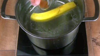 A luat o banana, i-a taiat capetele si a pus-o la fiert intr-un ibric. E incredibil ce s-a intamplat dupa 10 minute A luat o banana, i-a taiat capetele si a pus-o la fiert intr-un ibric. E incredibil ce s-a intamplat dupa 10 minute