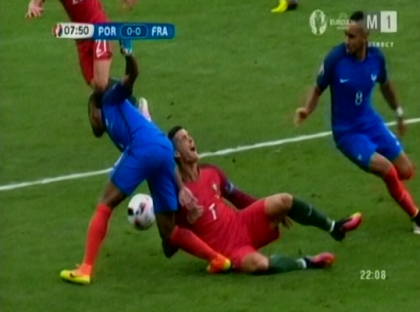 Cristiano Ronaldo ar putea rata Supercupa Europei, dupa ce starul portughez a fost accidentat puternic la genunchi in meciul de aseara - VIDEO