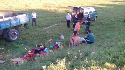 Accident tragic in raionul Ungheni. Doua persoane au murit si alte opt au fost ranite dupa ce un camion a derapat de pe sosea si s-a rasturnat - FOTO Accident tragic in raionul Ungheni. Doua persoane au murit si alte opt au fost ranite dupa ce un camion a derapat de pe sosea si s-a rasturnat - FOTO
