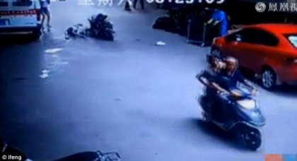 Cel mai bizar accident din lume a fost surprins de camerele de supraveghere: Nu o sa-ti vina sa crezi ce a patit acest motociclist - VIDEO Cel mai bizar accident din lume a fost surprins de camerele de supraveghere: Nu o sa-ti vina sa crezi ce a patit acest motociclist - VIDEO
