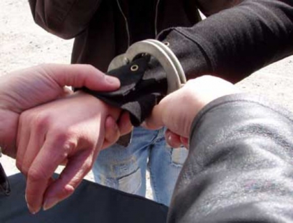 Cei doi politisti suspectati in cazul dublului omor raman in continuare dupa gratii. Curtea de Apel a mentinut astazi decizia Judecatoriei Buiucani privind arestul acestora Cei doi politisti suspectati in cazul dublului omor raman in continuare dupa gratii. Curtea de Apel a mentinut astazi decizia Judecatoriei Buiucani privind arestul acestora