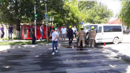 Accident cumplit in Ungheni. Doua autoturisme au fost grav avariate, dupa ce acestea s-au ciocnit frontal - GALERIE FOTO