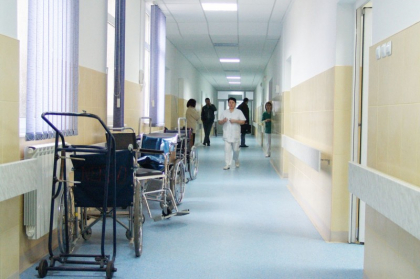 O fetita de 13 ani din Costesti a murit la spital dupa ce fusese internata cu o fractura la picior