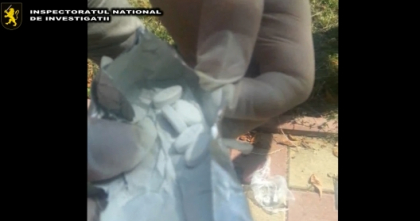 Sase persoane, retinute fiind suspectate pentru contrabanda si comercializarea ilegala a substantelor narcotice. Banuitii risca pana la 15 ani de inchisoare Sase persoane, retinute fiind suspectate pentru contrabanda si comercializarea ilegala a substantelor narcotice. Banuitii risca pana la 15 ani de inchisoare