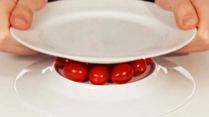 A pus cateva rosii sub doua farfurii, rezultatul este fabulos! Cu siguranta vei incerca si tu aceasta metoda sanatoasa 