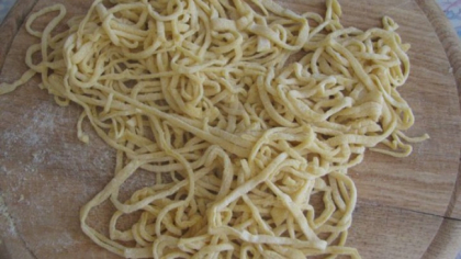 Asa faci cei mai deliciosi taietei de casa! Trebuie sa incerci aceasta reteta Asa faci cei mai deliciosi taietei de casa! Trebuie sa incerci aceasta reteta