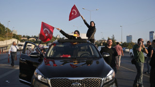 Haos pe strazile din Ankara si Istanbul: mii de oameni s-au tarat ca sa scape de gloante. Militarii pucisti s-au predat