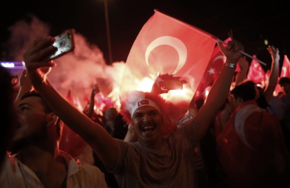 De la agonie la extaz: Erdogan, ovationat de mii de turci in Ankara. Peste 3000 de militari si 2700 de judecatori, arestati De la agonie la extaz: Erdogan, ovationat de mii de turci in Ankara. Peste 3000 de militari si 2700 de judecatori, arestati