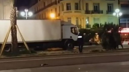Noi imagini socante de la atacul din Nisa. Momentul in care camionul intra in multimea de pe promenada
Noi imagini socante de la atacul din Nisa. Momentul in care camionul intra in multimea de pe promenada