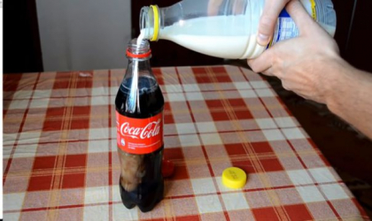 A turnat intr-o sticla de Coca-Cola putin lapte! Este surprinzator ce s-a intamplat mai apoi - FOTO A turnat intr-o sticla de Coca-Cola putin lapte! Este surprinzator ce s-a intamplat mai apoi - FOTO