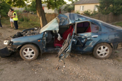 Un tanar de 22 de ani a ajuns la spital dupa ce a furat o masina si a intrat cu ea intr-un copac - FOTO